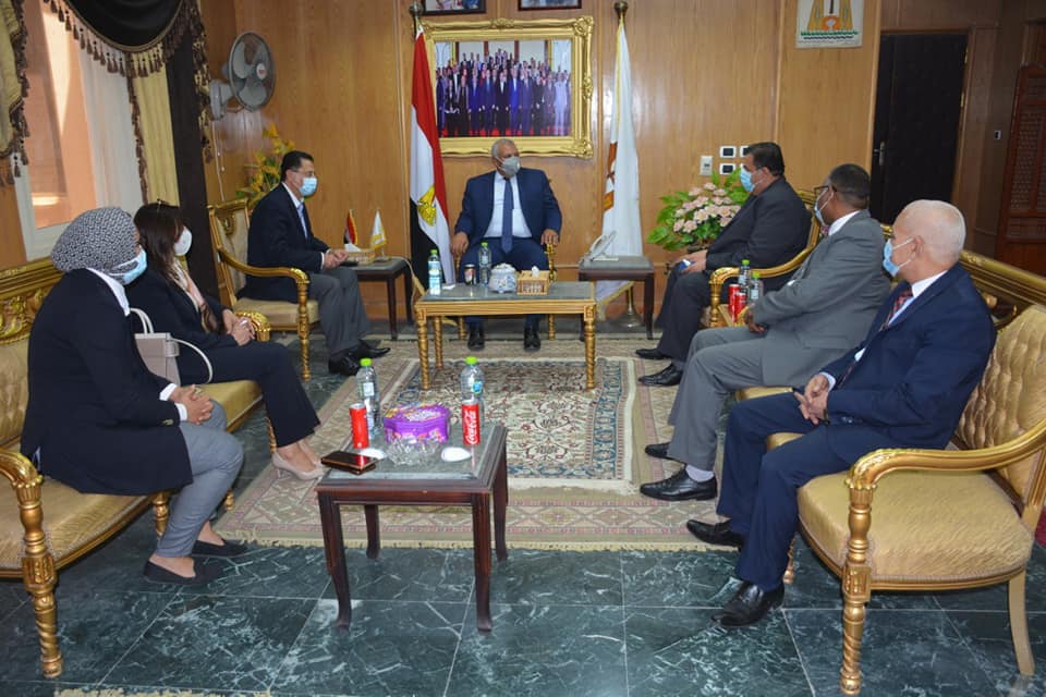 محافظ الوادي الجديد يوقع بروتوكول تعاون مشترك لاستغلال مبني الجمهورية (1)