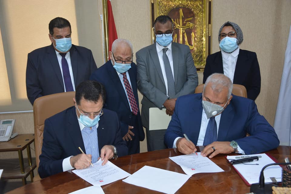 محافظ الوادي الجديد يوقع بروتوكول تعاون مشترك لاستغلال مبني الجمهورية (2)