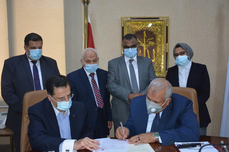 محافظ الوادي الجديد يوقع بروتوكول تعاون مشترك لاستغلال مبني الجمهورية (4)