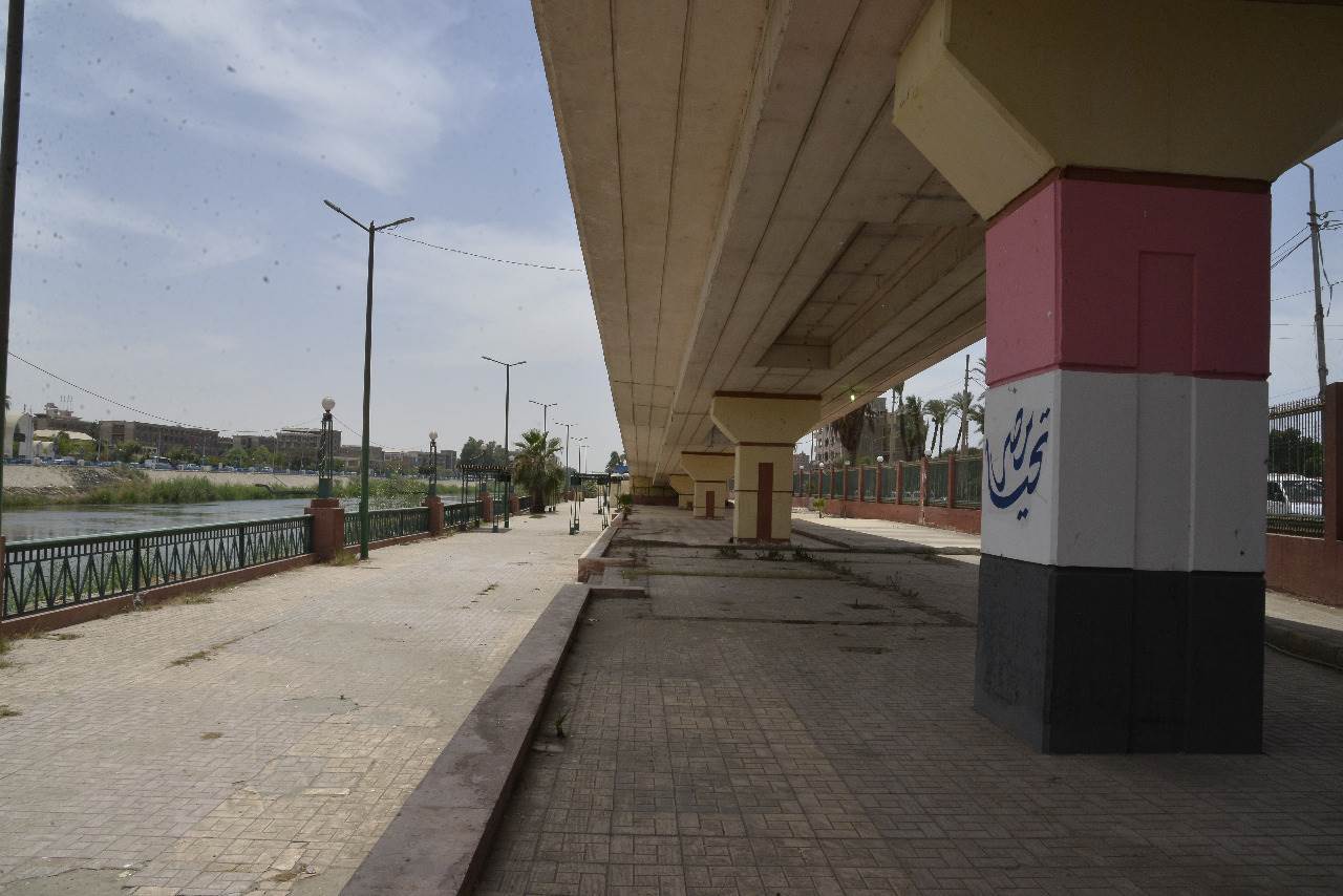 محافظ أسيوط يتفقد تجهيز موقع بحي غرب كمركز مؤقت لتطعيم المواطنين (4)