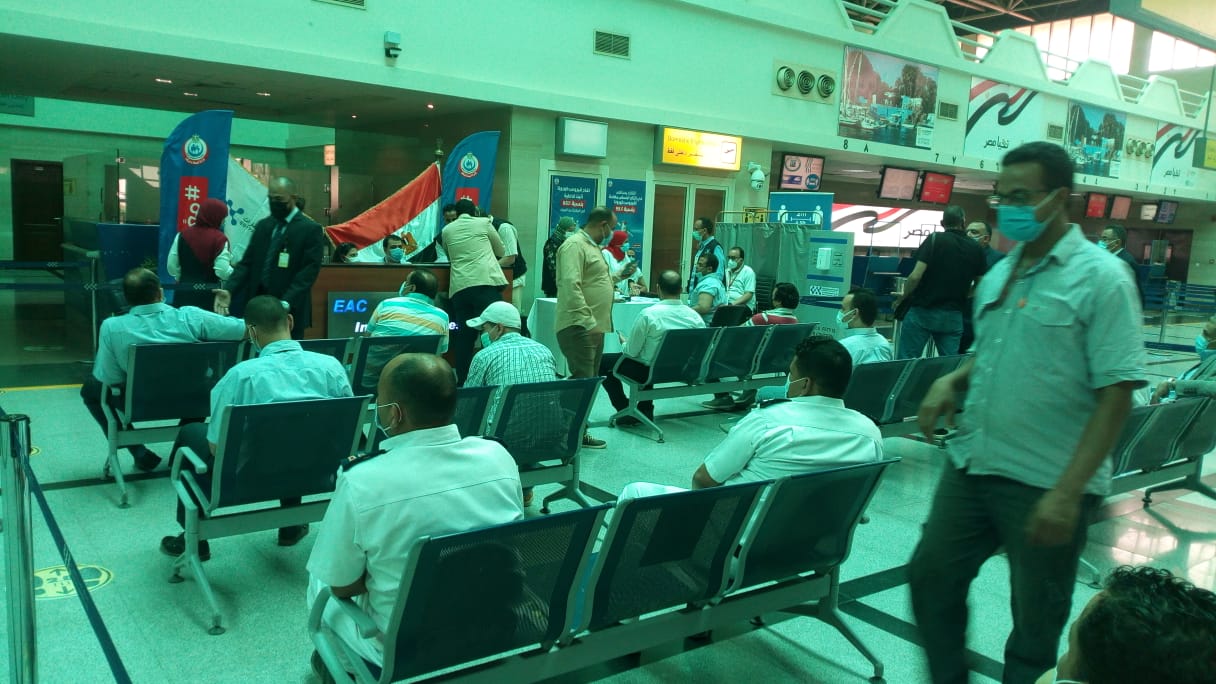 قافلة طبية لتطعيم العاملين بمطار أسيوط الدولي باللقاح المضاد لكورونا (5)