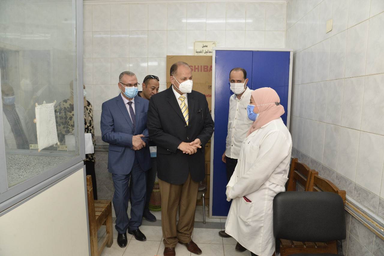 محافظ أسيوط يتفقد عيادات اللجان الطبية للقومسيون الطبي بحي شرق (3)