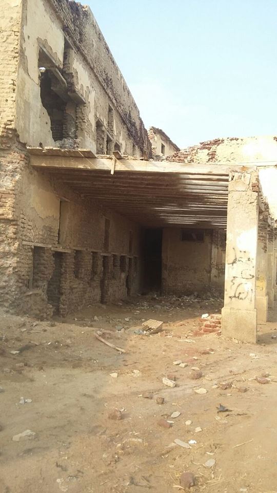 الطابية تحولت لمنطقة مهجورة واثار الانهيار (8)