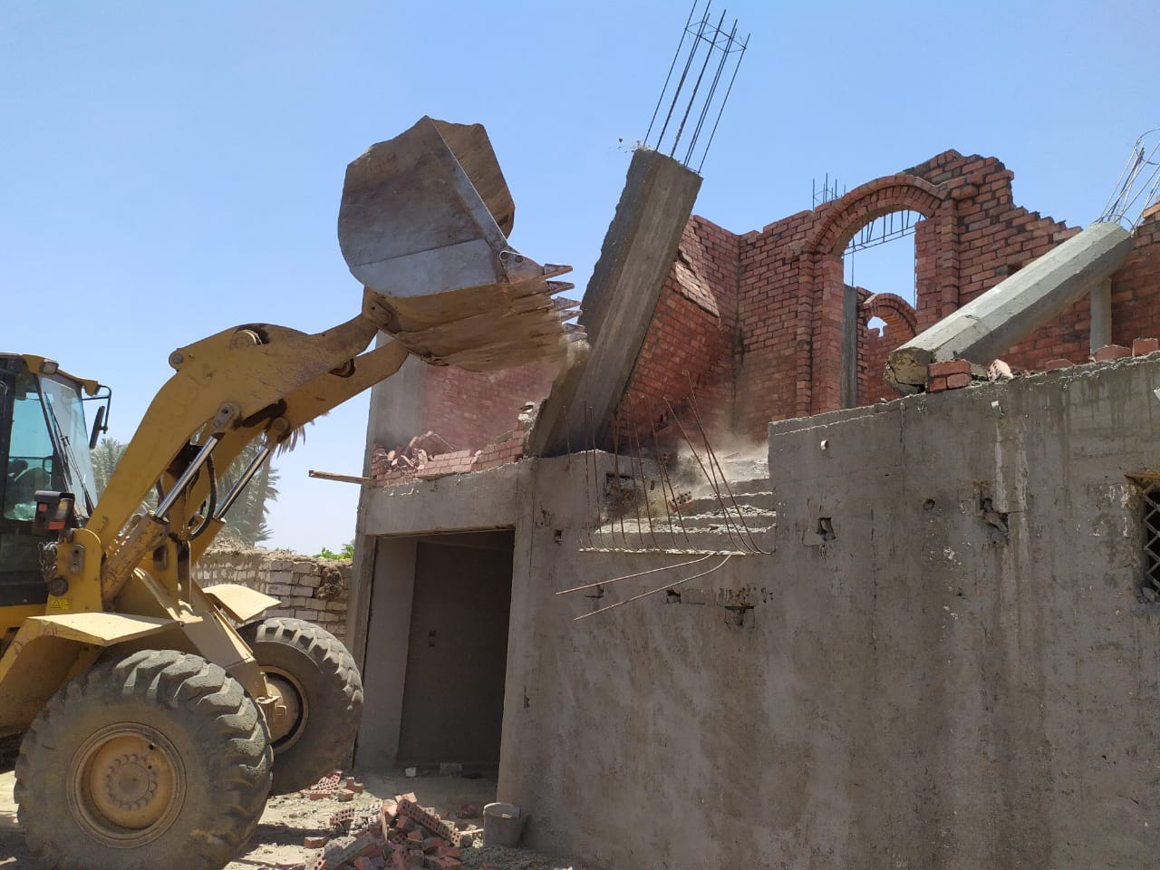 ازالة لحالات تعدى على أراضي زراعية بمركز منفلوط خلال حملة مكبرة بإشراف نائب المحافظ (12)