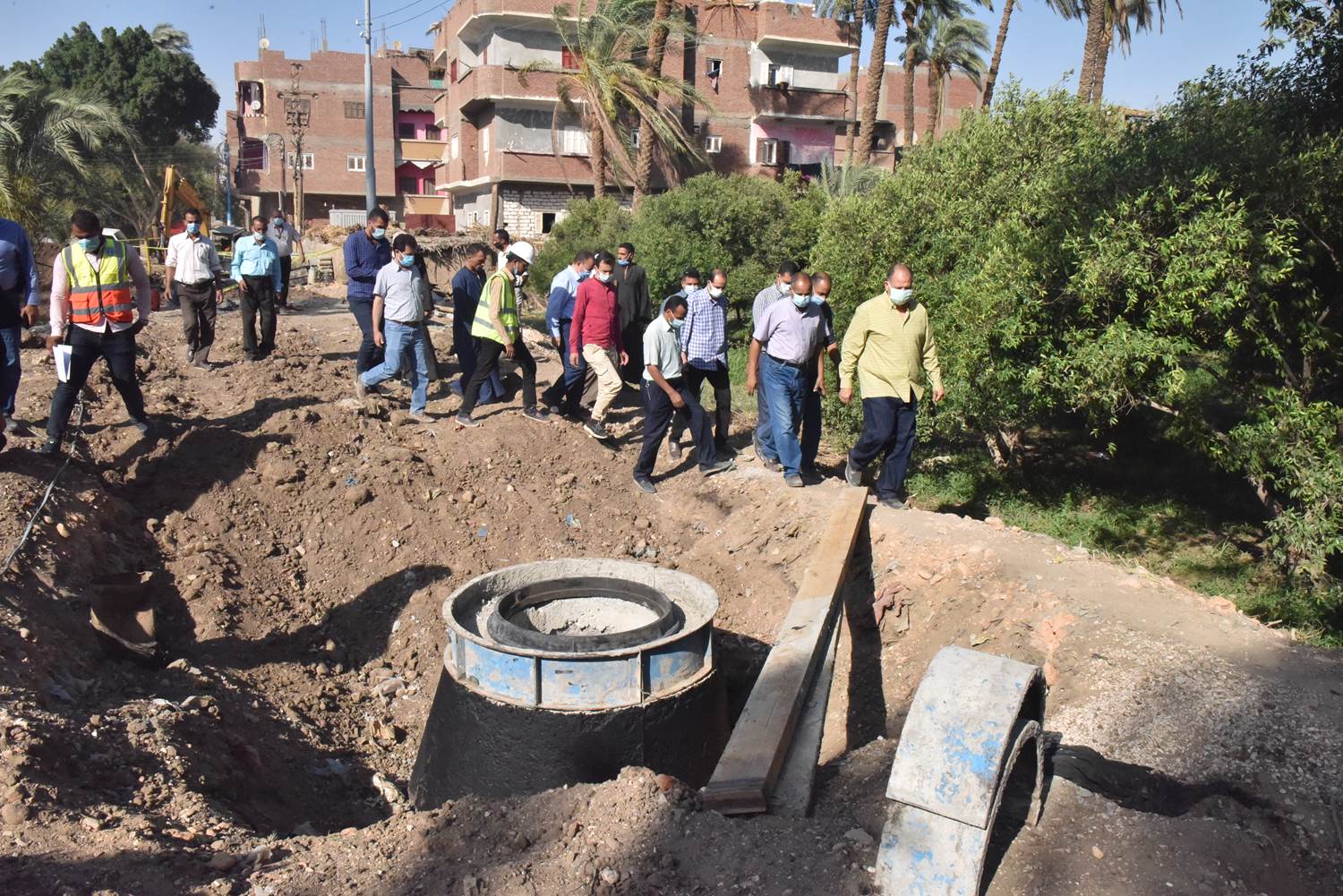 محافظ أسيوط يتفقد انشاء محطة رفع وخط طرد صرف صحى قرية التناغة الشرقية (8)