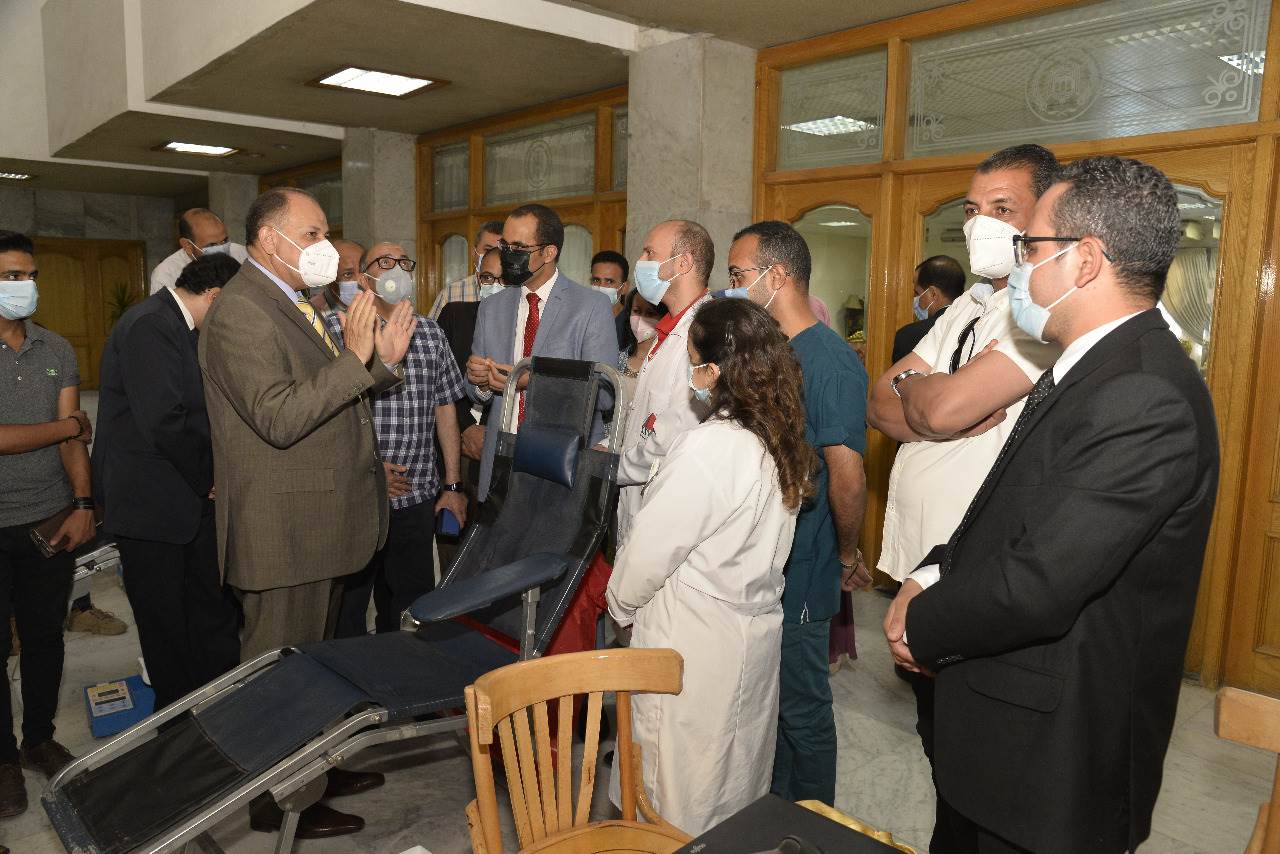محافظ أسيوط يشهد انطلاق حملة للتبرع بالدم (4)