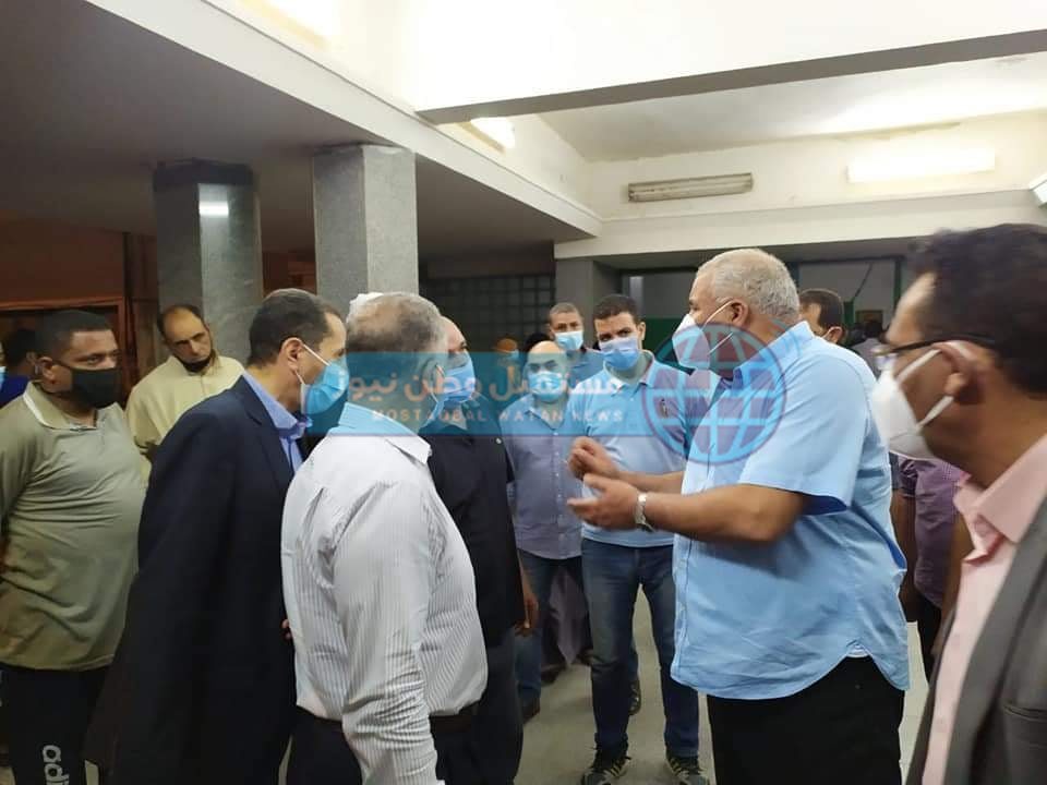 محافظ الوادي الجديد يطمئن على حالة مصابي حادث أتوبيس الداخلة (1)