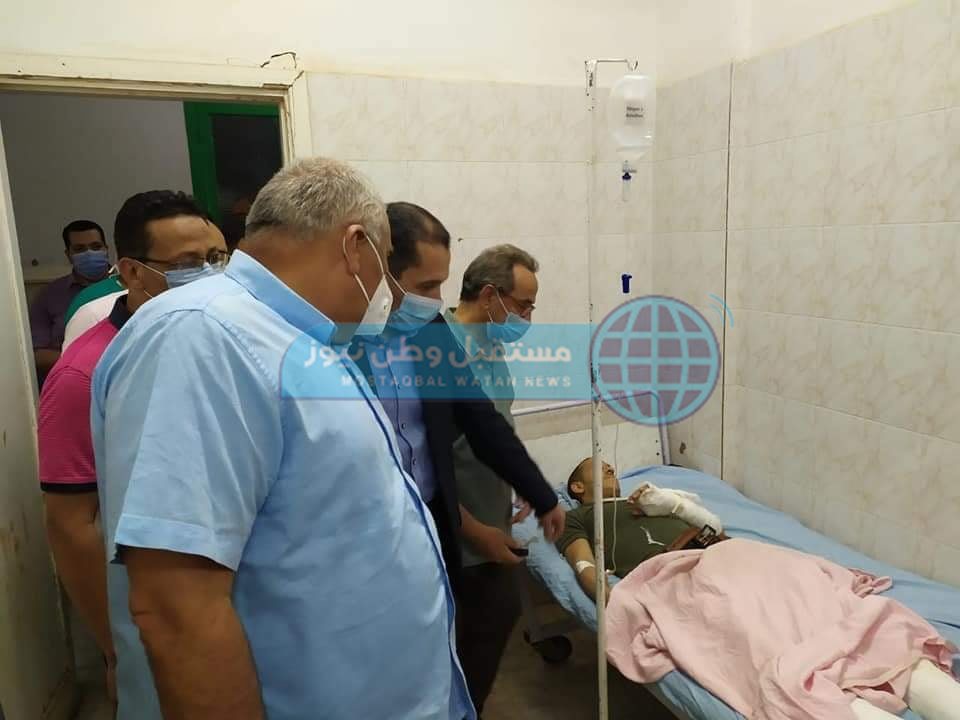 محافظ الوادي الجديد يطمئن على حالة مصابي حادث أتوبيس الداخلة (2)