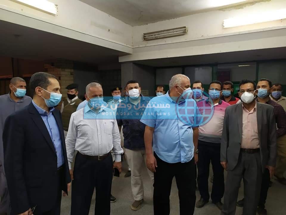 محافظ الوادي الجديد يطمئن على حالة مصابي حادث أتوبيس الداخلة (4)