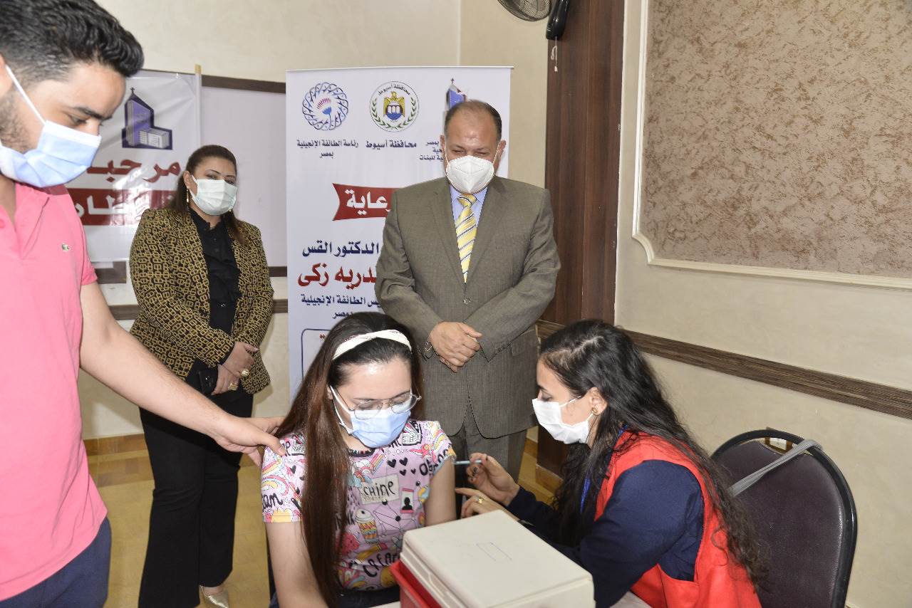 محافظ أسيوط يتفقد المبادرة المجتمعية للطائفة الانجيلية لتطعيم المواطنين (13)