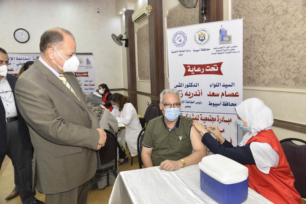 محافظ أسيوط يتفقد المبادرة المجتمعية للطائفة الانجيلية لتطعيم المواطنين (9)
