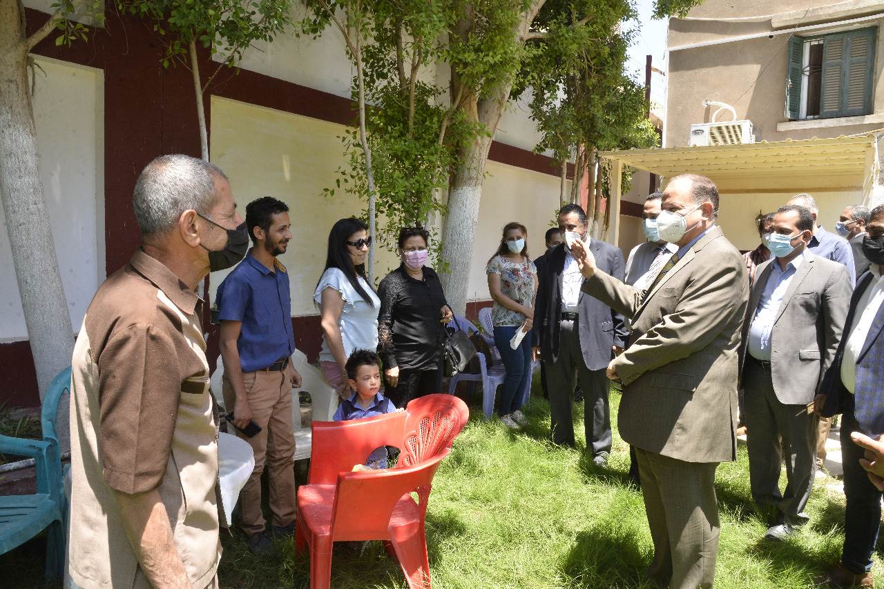 محافظ أسيوط يتفقد المبادرة المجتمعية للطائفة الانجيلية لتطعيم المواطنين (5)