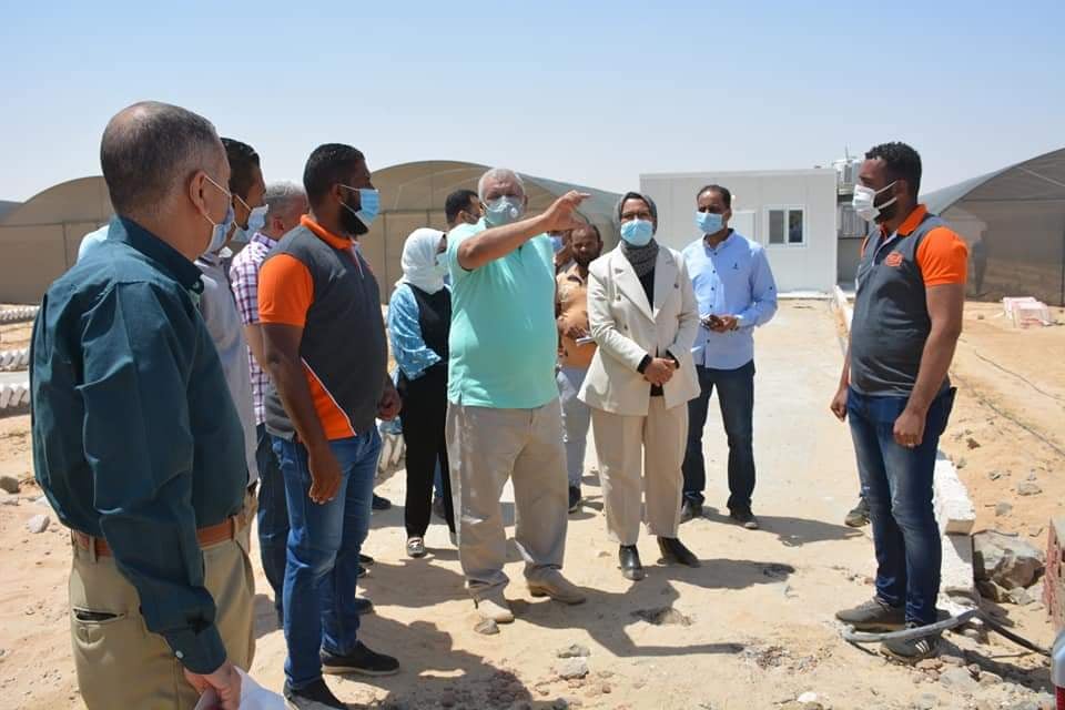 محافظ الوادي الجديد يتفقد مشروع مبادرة الحرير بالخارجة (1)