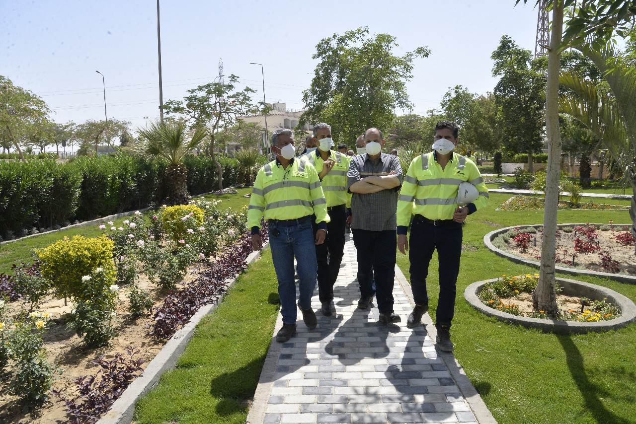 محافظ أسيوط ورئيس سيمكس يتفقدان مزرعة الشركة والمدينة الرياضية (5)
