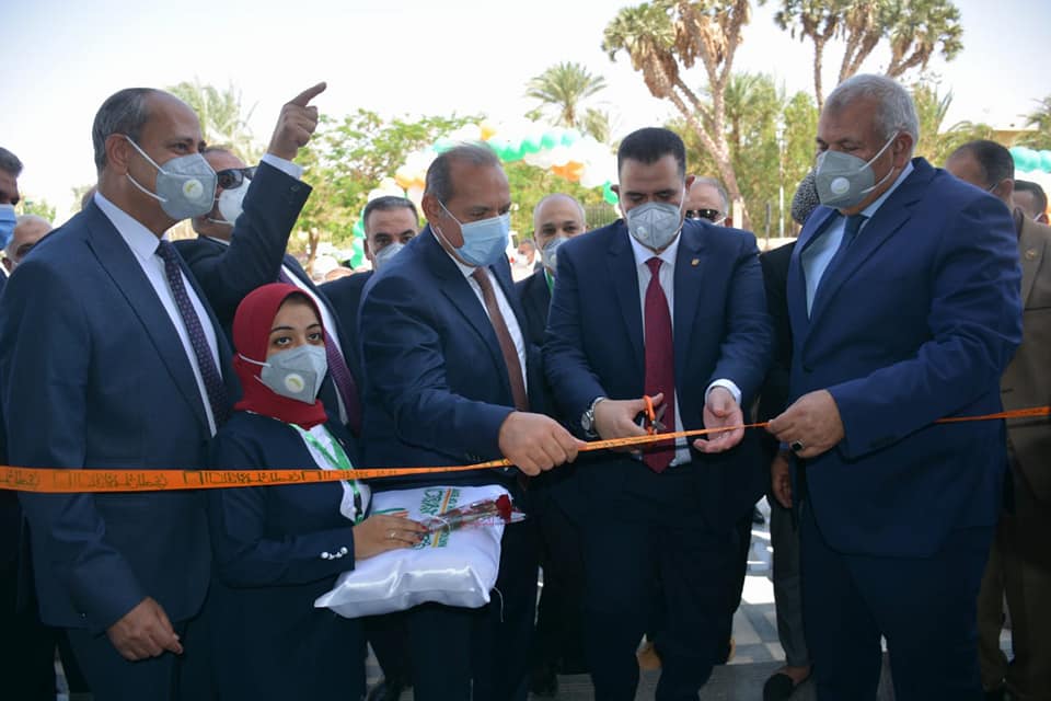 محافظ الوادي الجديد ورئيس البنك الأهلي المصري يفتتحان فرع البنك المطور بمدينة الخارجةصور (2)