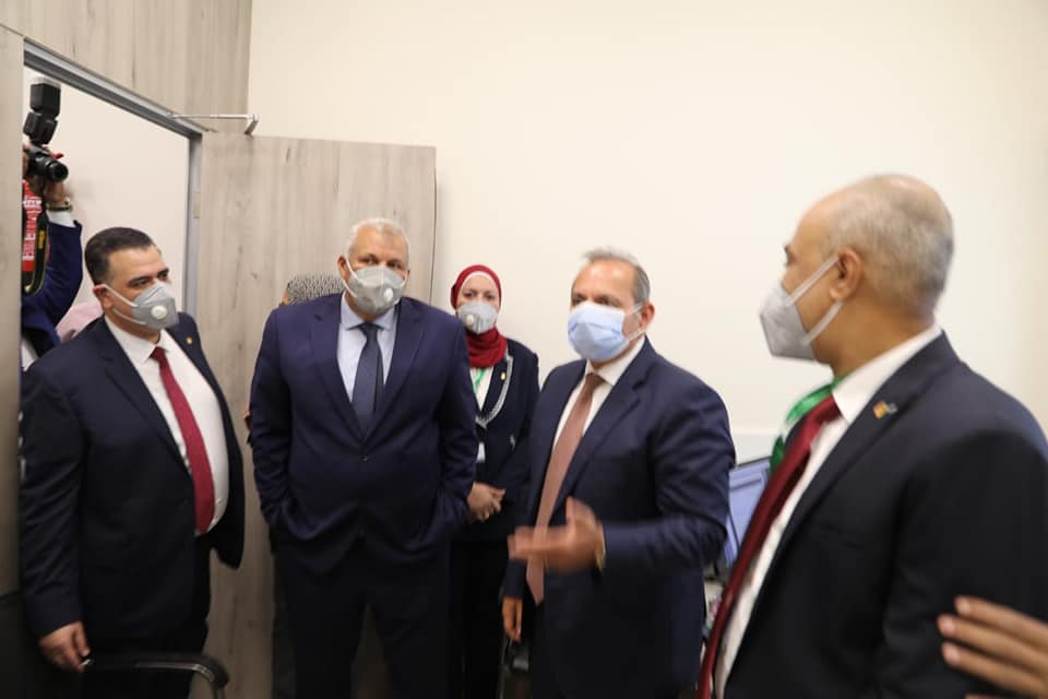 محافظ الوادي الجديد ورئيس البنك الأهلي المصري يفتتحان فرع البنك المطور بمدينة الخارجةصور (3)
