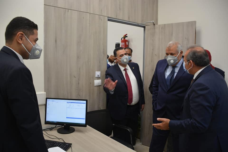 محافظ الوادي الجديد ورئيس البنك الأهلي المصري يفتتحان فرع البنك المطور بمدينة الخارجةصور (4)