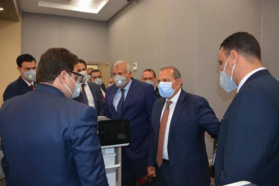 محافظ الوادي الجديد ورئيس البنك الأهلي المصري يفتتحان فرع البنك المطور بمدينة الخارجةصور (6)