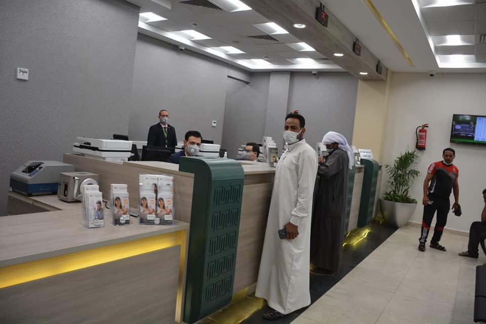 محافظ الوادي الجديد ورئيس البنك الأهلي المصري يفتتحان فرع البنك المطور بمدينة الخارجةصور (7)