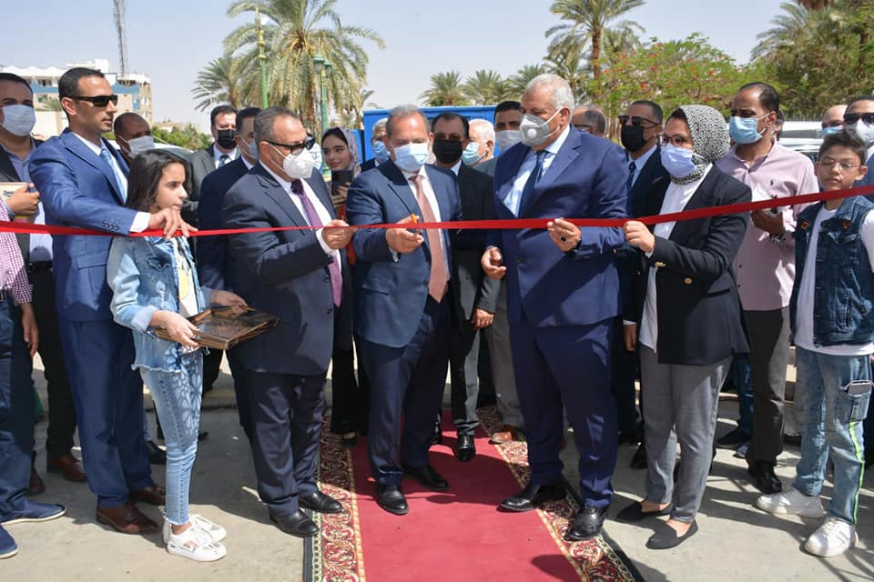 محافظ الوادي الجديد ورئيس البنك الأهلي المصري يفتتحان فرع البنك المطور بمدينة الخارجةصور (8)