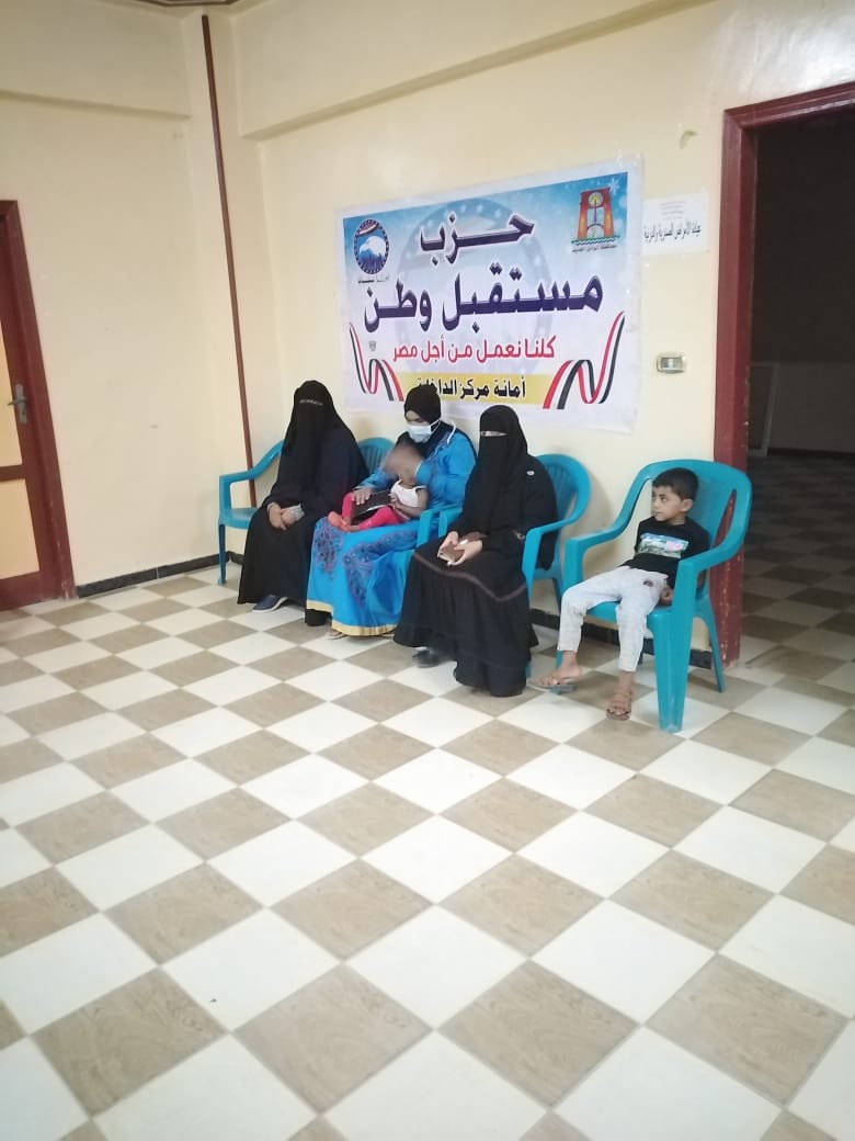 عيادات طبية مجانية لسكان قريتي أسمنت والمعصرة في الوادي الجديد (1)