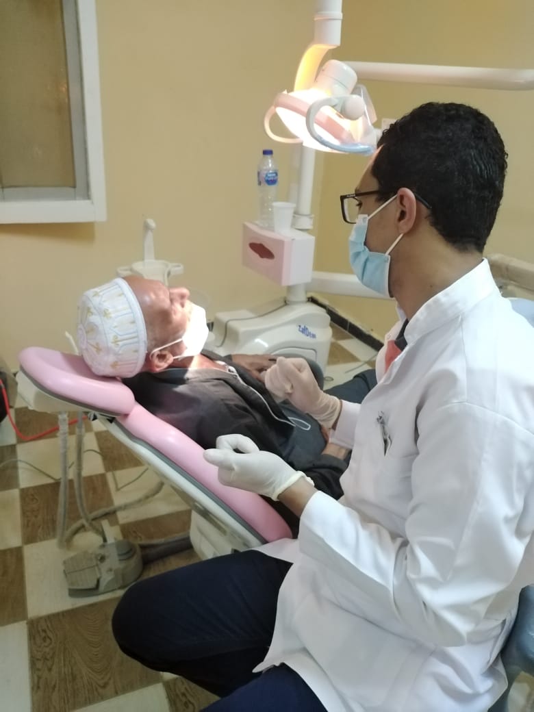 عيادات طبية مجانية لسكان قريتي أسمنت والمعصرة في الوادي الجديد (2)