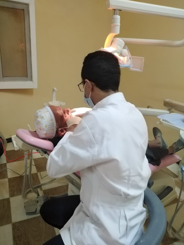 عيادات طبية مجانية لسكان قريتي أسمنت والمعصرة في الوادي الجديد (3)