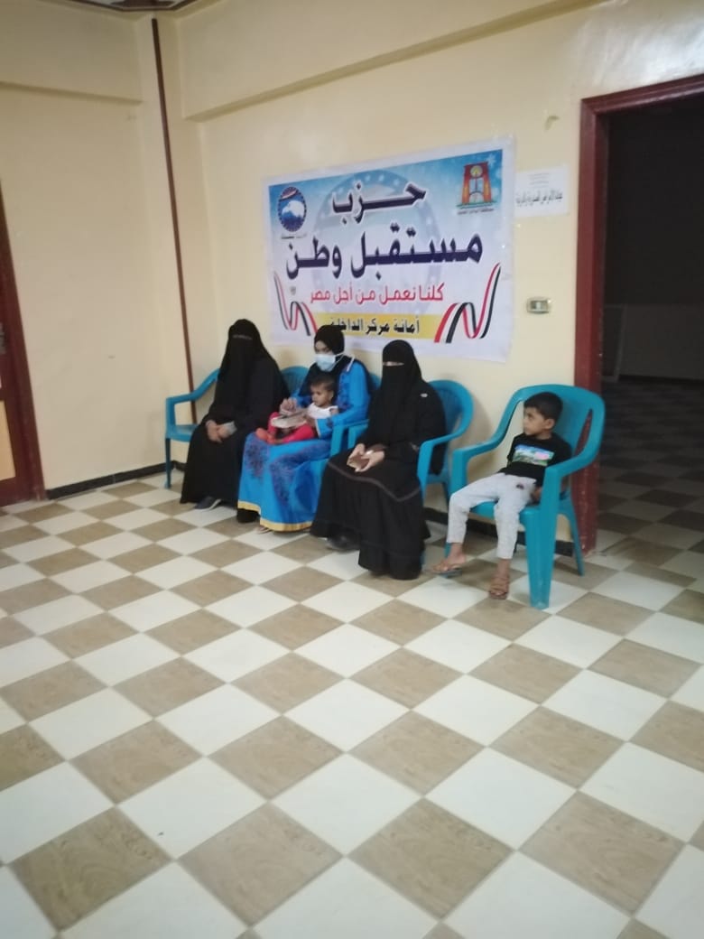 عيادات طبية مجانية لسكان قريتي أسمنت والمعصرة في الوادي الجديد (5)
