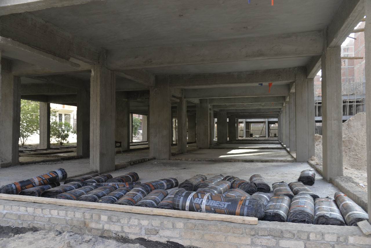 محافظ أسيوط يتفقد أعمال إنشاء مدرسة التجاريين الرسمية لغات (13)