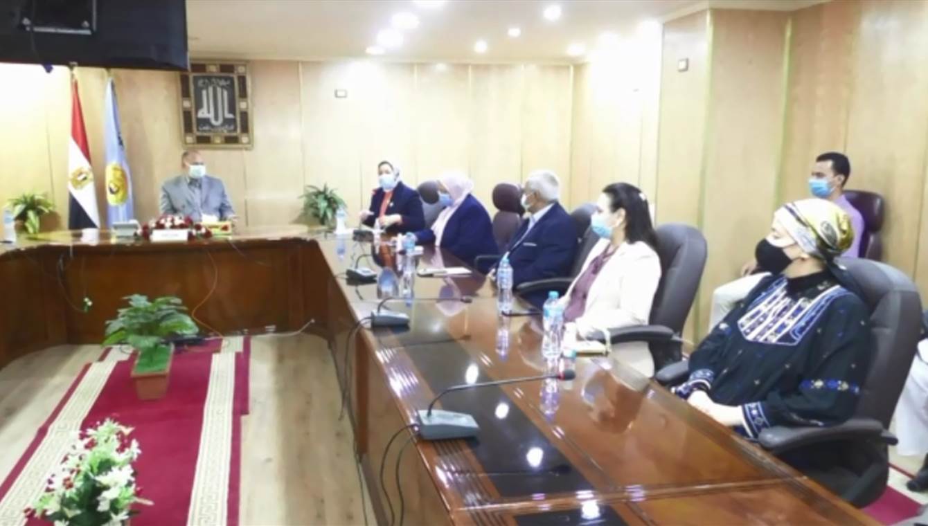 محافظ أسيوط يترأس ندوة المجلس القومي للمرأة احميها من الختان (3)