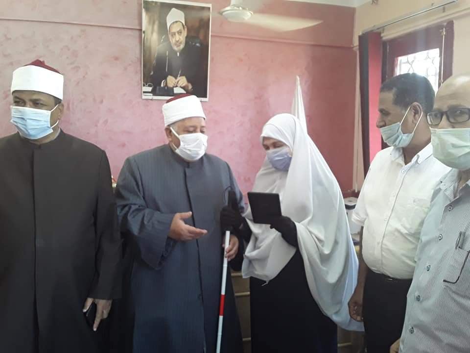 توزيع أجهزة تعويضية تابلت ناطق للمكفوفين بطلبة الأزهر في الوادي الجديد (1)
