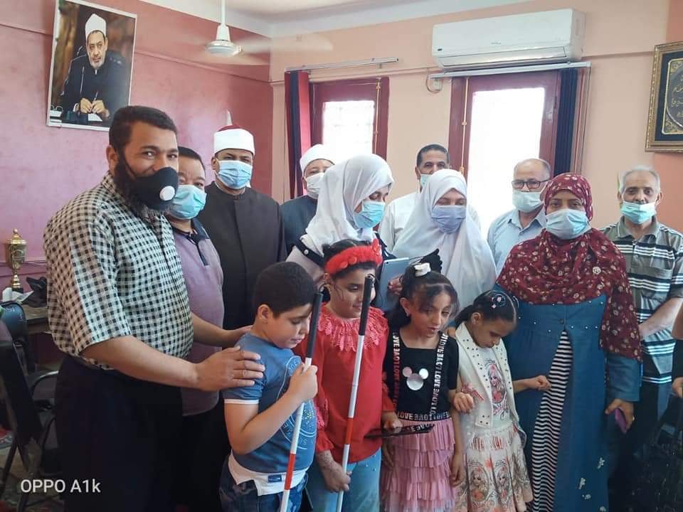 توزيع أجهزة تعويضية تابلت ناطق للمكفوفين بطلبة الأزهر في الوادي الجديد (2)