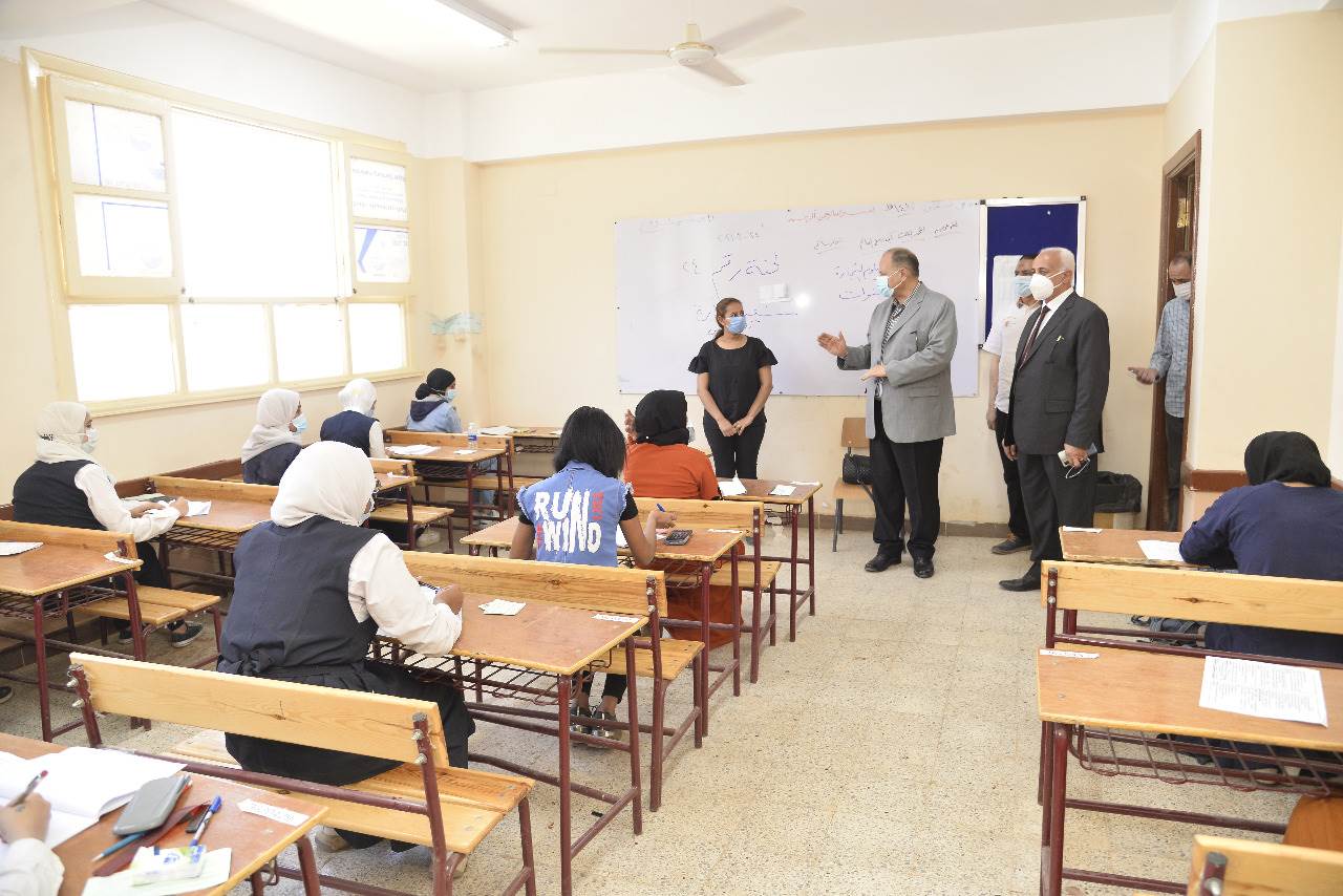 محافظ أسيوط يتفقد لجان امتحانات الدبلومات الفنية (11)