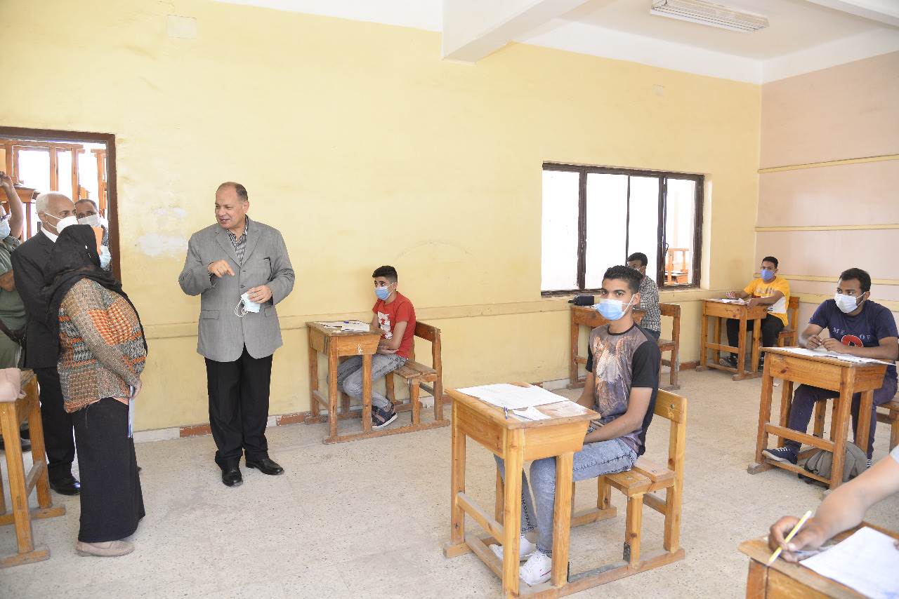 محافظ أسيوط يتفقد لجان امتحانات الدبلومات الفنية (7)