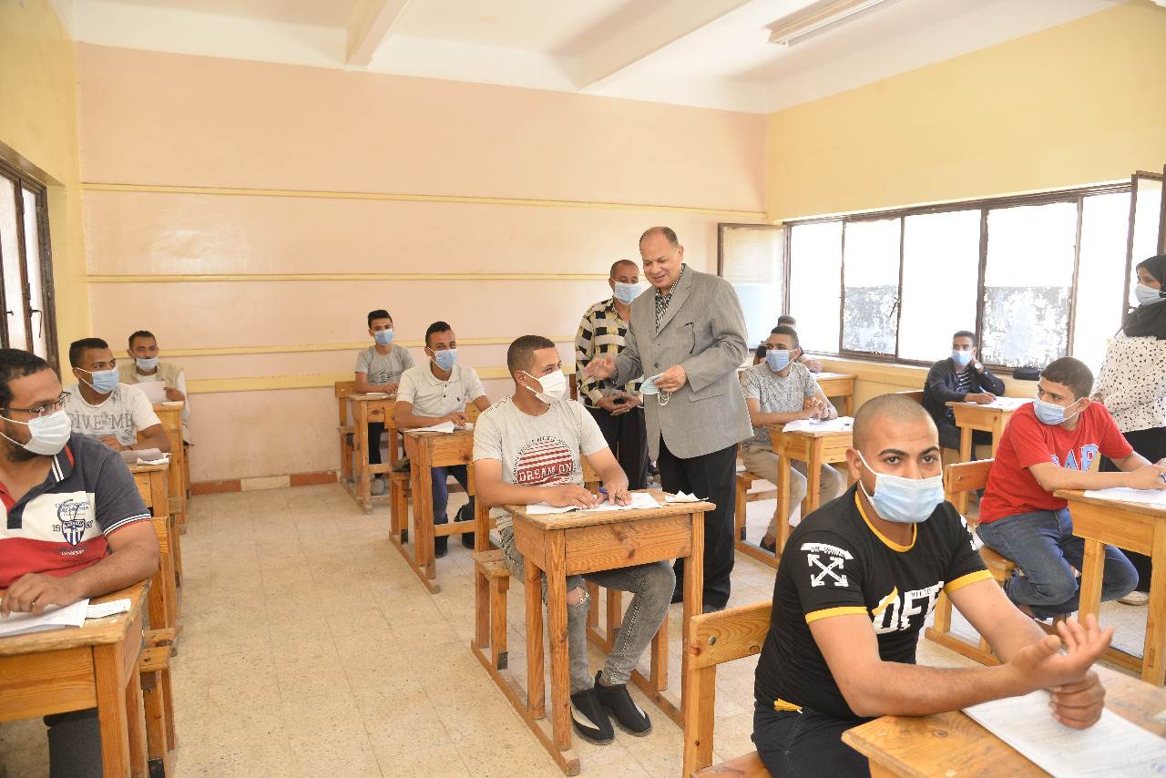 محافظ أسيوط يتفقد لجان امتحانات الدبلومات الفنية (5)