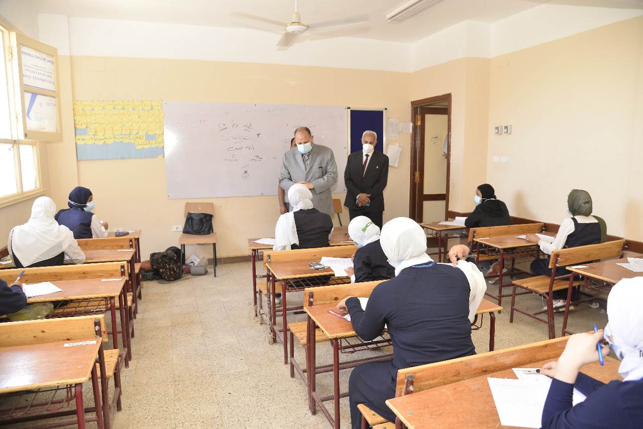 محافظ أسيوط يتفقد لجان امتحانات الدبلومات الفنية (4)