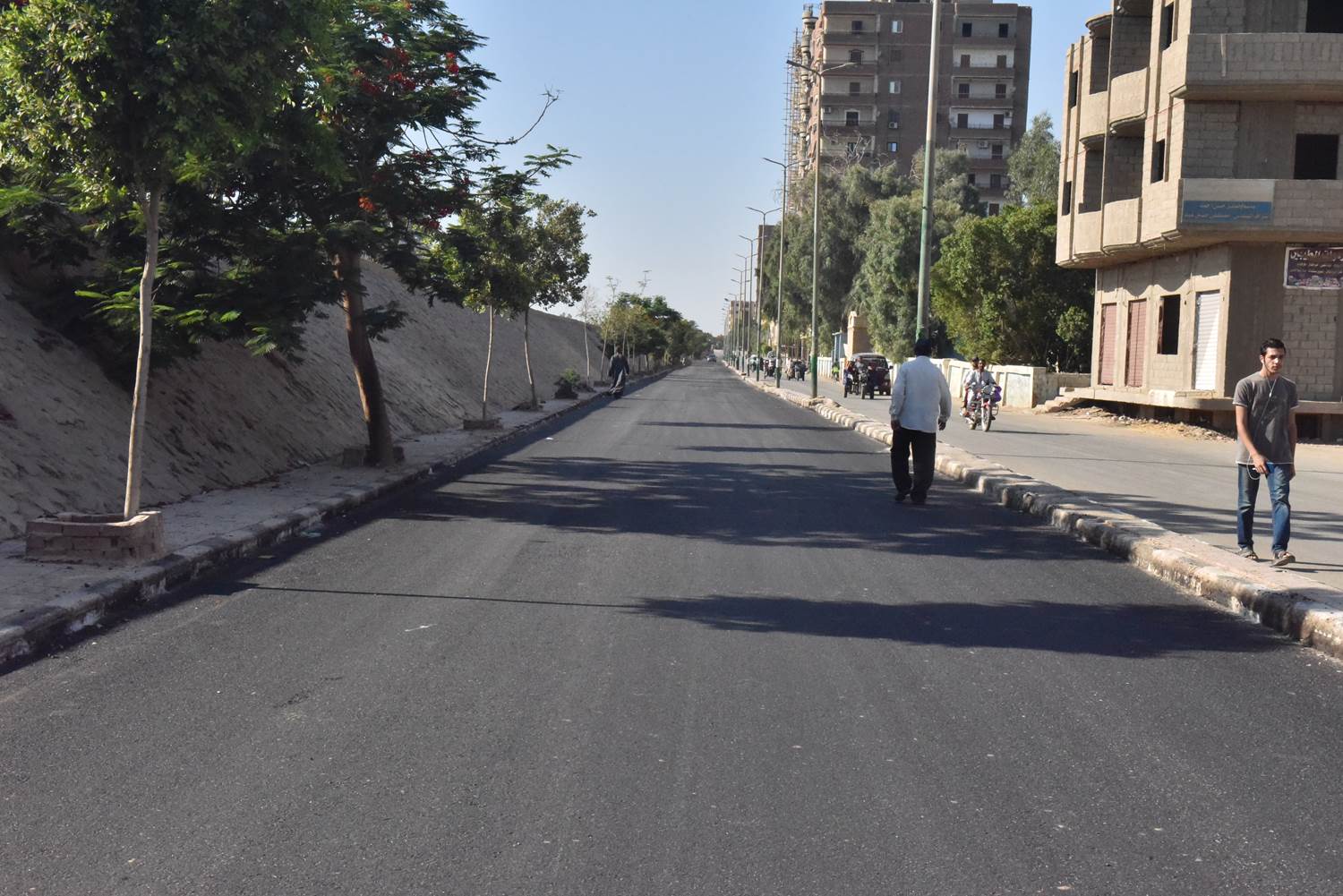 محافظ أسيوط يتفقد أعمال الرصف بمدينة ديروط (8)