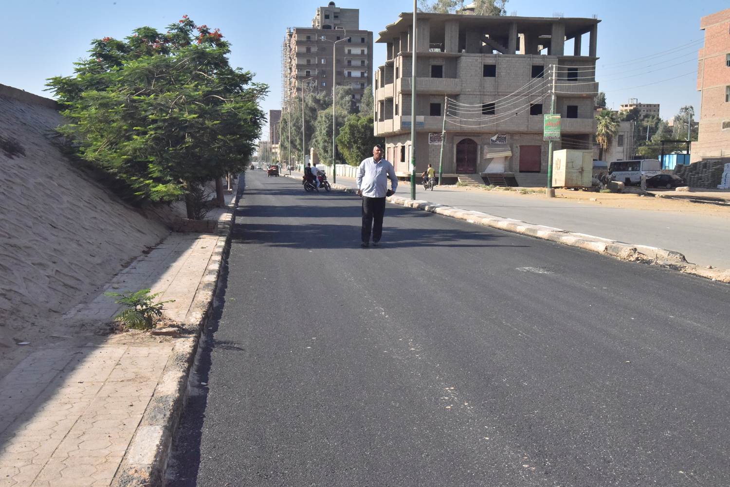 محافظ أسيوط يتفقد أعمال الرصف بمدينة ديروط (4)