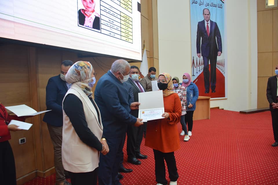 محافظ الوادي الجديد يكرم أوائل الشهادة الإعدادية بمركزي الخارجة وباريس (2)