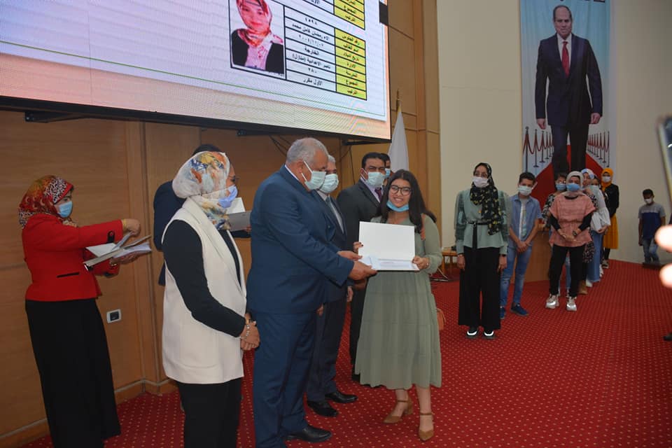 محافظ الوادي الجديد يكرم أوائل الشهادة الإعدادية بمركزي الخارجة وباريس (8)