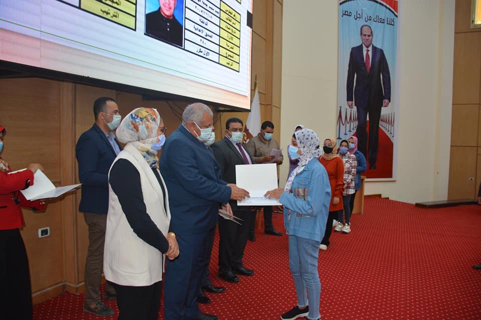 محافظ الوادي الجديد يكرم أوائل الشهادة الإعدادية بمركزي الخارجة وباريس (10)