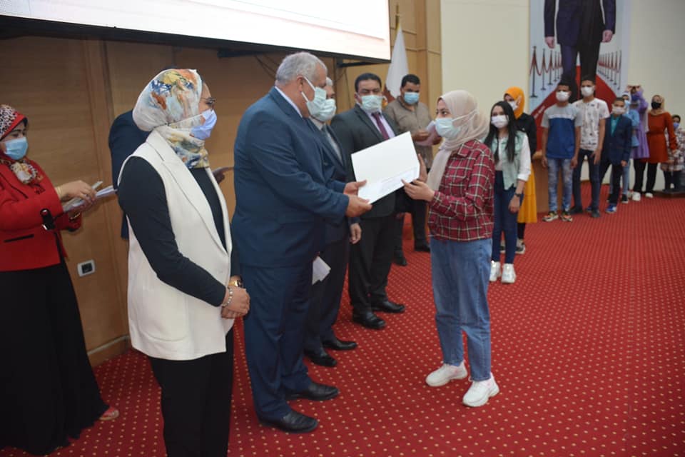 محافظ الوادي الجديد يكرم أوائل الشهادة الإعدادية بمركزي الخارجة وباريس (14)