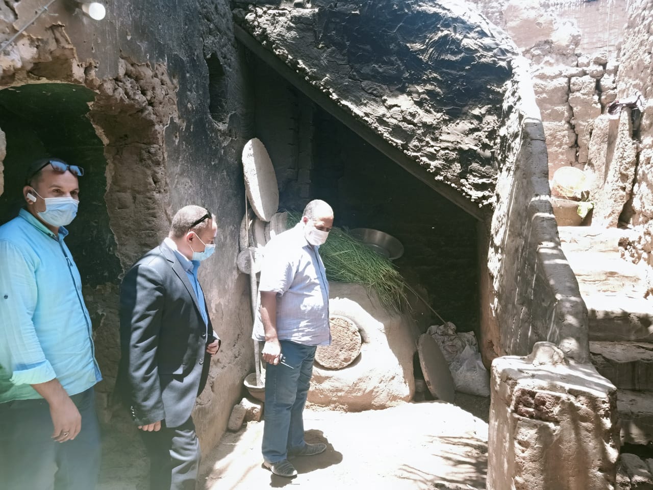 السكرتير المساعد يتفقد تطوير الريف المصري بأبوتيج (9)