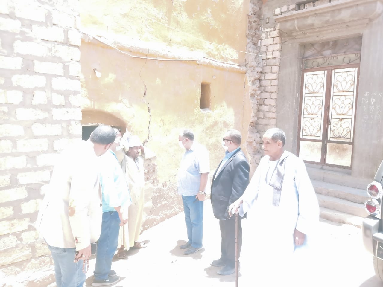 السكرتير المساعد يتفقد تطوير الريف المصري بأبوتيج (8)