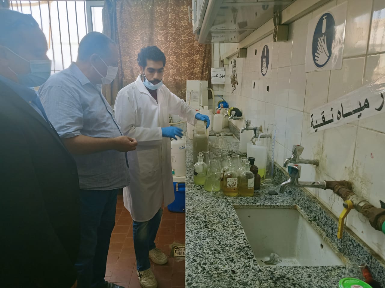 السكرتير المساعد يتفقد تطوير الريف المصري بأبوتيج (2)