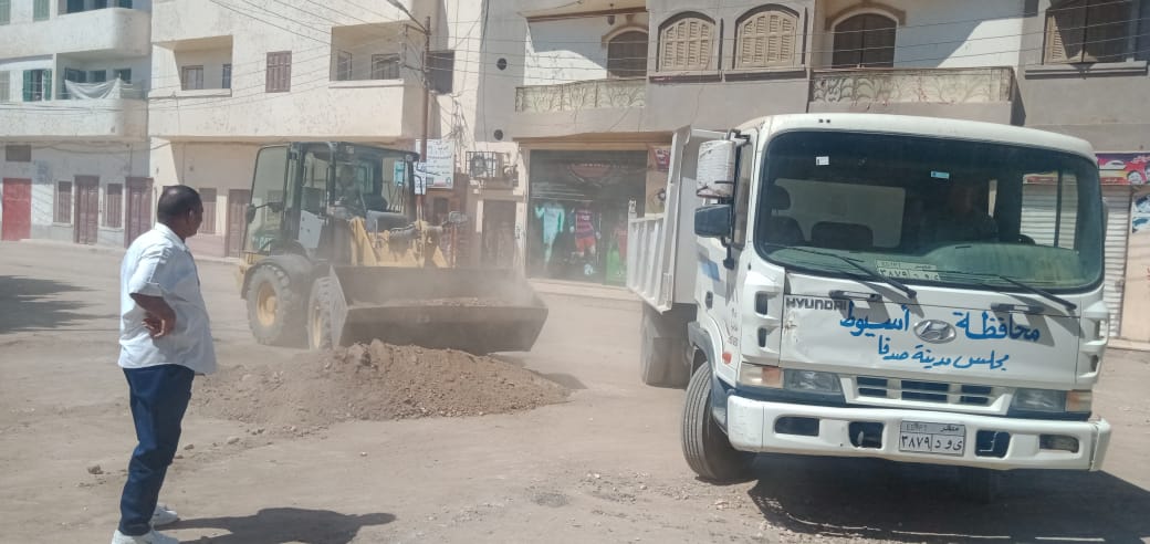 رفع المخلفات وإزالة الأتربة بشوارع مركز صدفا الناتجة لأعمال توصيل الغاز الطبيعي (1)