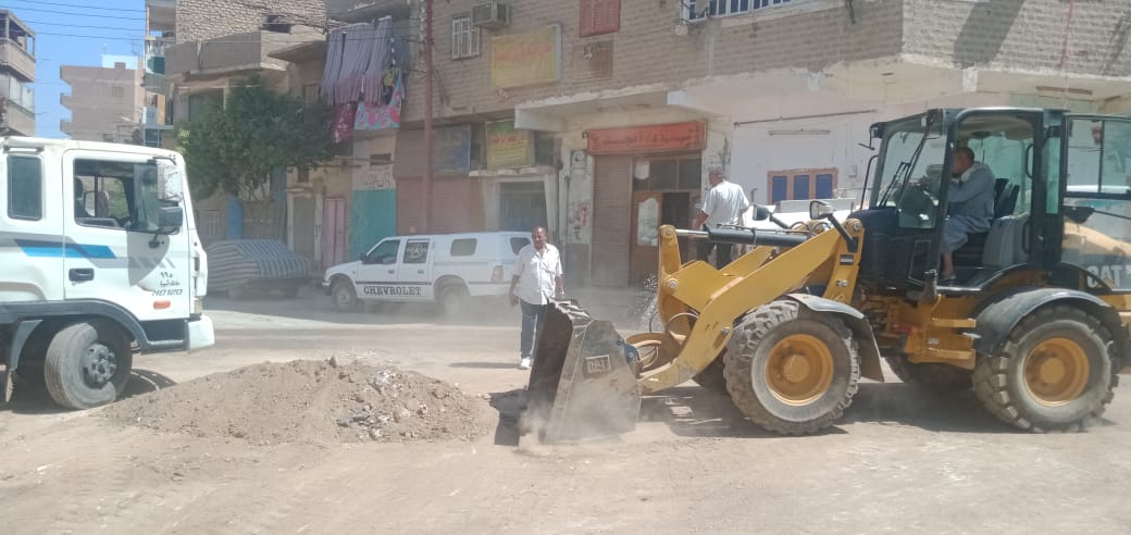 رفع المخلفات وإزالة الأتربة بشوارع مركز صدفا الناتجة لأعمال توصيل الغاز الطبيعي (16)