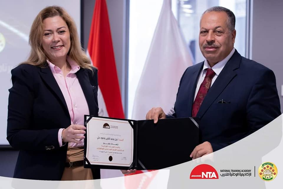 تكريم السكرتير المساعد (2)