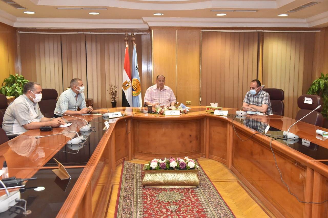محافظ أسيوط يشدد على تكثيف الحملات وإزالة الإشغالات ونقل الباعة الجائلين لأسواق حضارية (4)