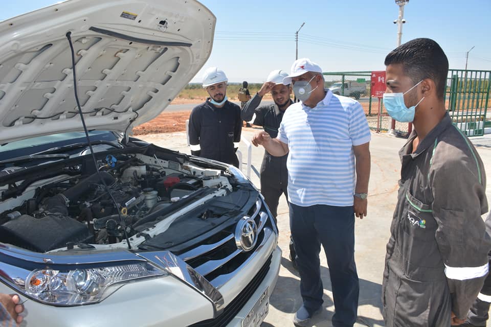 محافظ الوادي الجديد يتفقد محطة تحويل وتموين المركبات بالغاز الطبيعي (6)